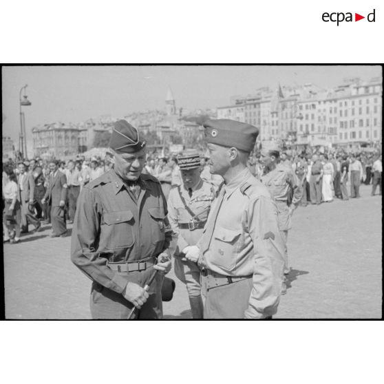 Lors de la cérémonie célébrant la libération de Marseille, le commandant Bullitt s'entretient avec le général américain Dalhquist, à la tête de la 36e division d'infanterie.