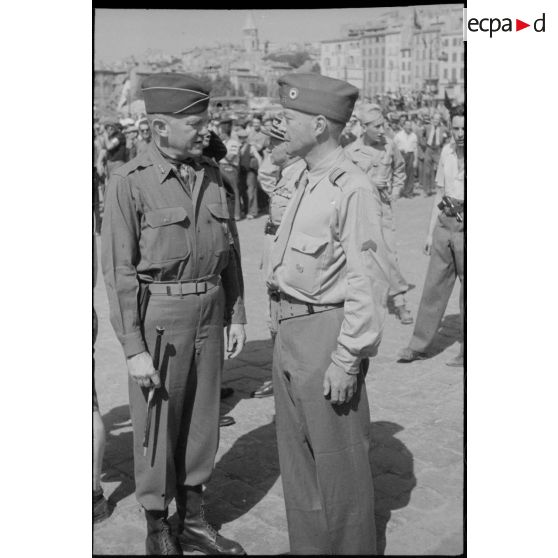 Lors de la cérémonie célébrant la libération de Marseille, le commandant Bullitt s'entretient avec le général américain Dalhquist, à la tête de la 36e division d'infanterie.