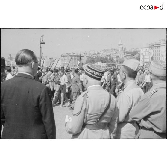 André Diethelm, le général de Monsabert, le colonel Olié et un général de brigade assistent au défilé des troupes victorieuses dans Marseille libérée.