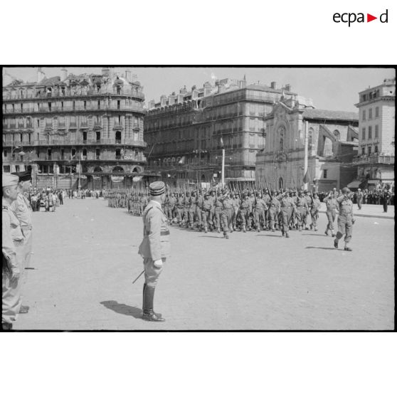 Le général de Monsabert assiste au défilé des troupes françaises à Marseille.