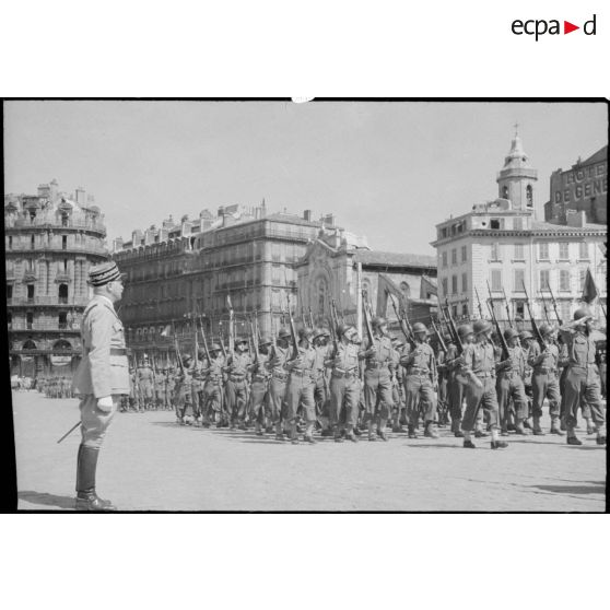 Le général de Monsabert assiste au défilé des troupes françaises à Marseille.