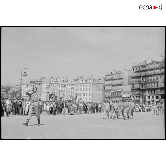 Défilé des troupes françaises sur le Vieux port à Marseille.