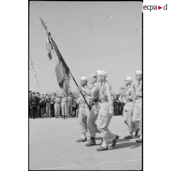 Défilé des troupes françaises sur le Vieux port à Marseille.