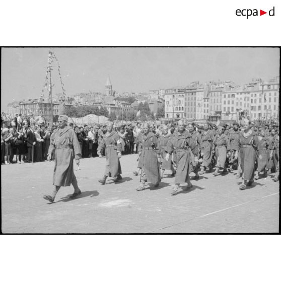 Défilé des troupes françaises sur le Vieux-Port à Marseille.