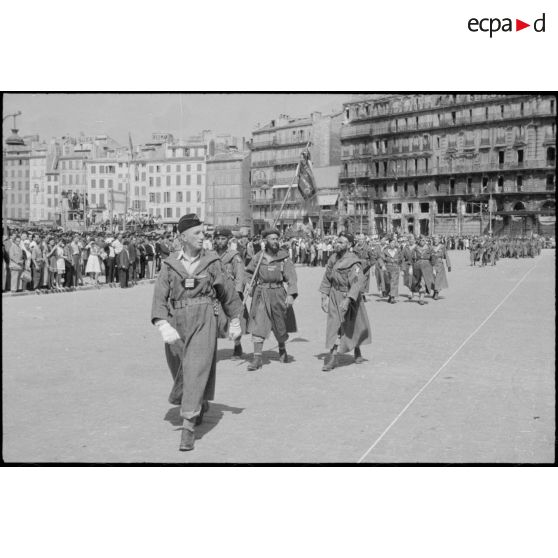 Défilé des troupes françaises sur le Vieux port à Marseille.