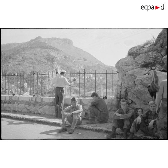 Parachutistes américains de la 1st Airborne Task Force tiennent les premières lignes situées entre Nice et Monaco.