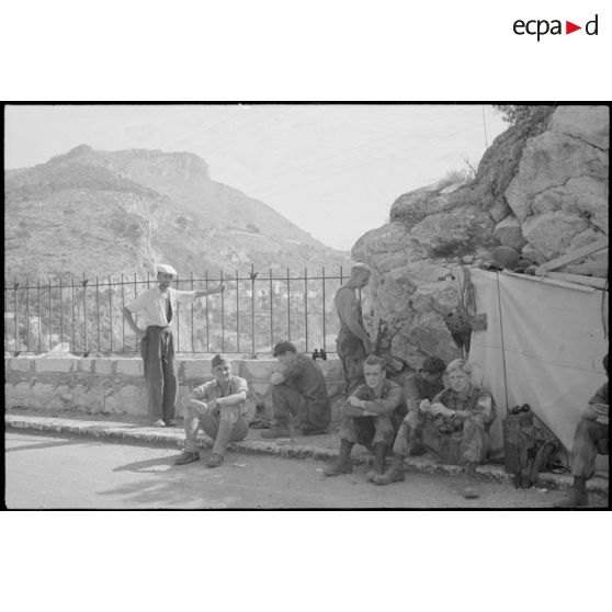 Parachutistes américains de la 1st Airborne Task Force tiennent les premières lignes situées entre Nice et Monaco.