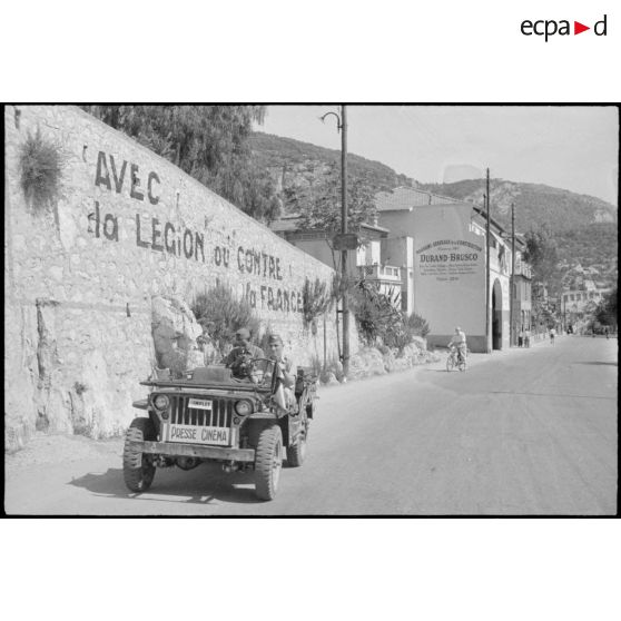 Une jeep "Presse Cinéma" du SCA (Service cinématographique des armées) entre Villefranche-sur-Mer et Nice.