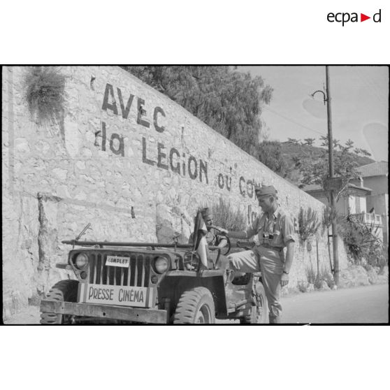 Une jeep "Presse Cinéma" du SCA (Service cinématographique des armées) entre Villefranche-sur-Mer et Nice.