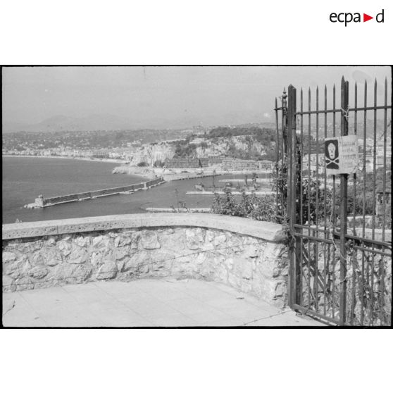 Vue du port de Nice après sa libération.