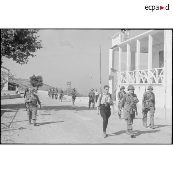 Guidés par un membre des forces françaises de l'intérieur (FFI), une patrouille de parachutistes du 551st parachute infantry battalion (551st PIB) américain progresse le long de la N7 via le col d'Eze en direction de La Turbie.