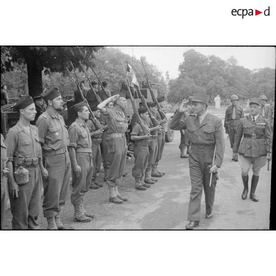 Revue des troupes victorieuses à Dijon par les généraux de Lattre de Tassigny et de Monsabert.