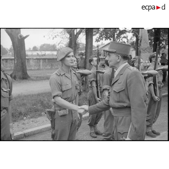 Le général de Lattre de Tassigny félicite les hommes de la 1re DFL.