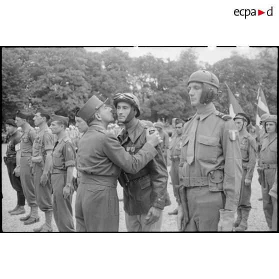 Remise de décorations par le général de Lattre de Tassigny.