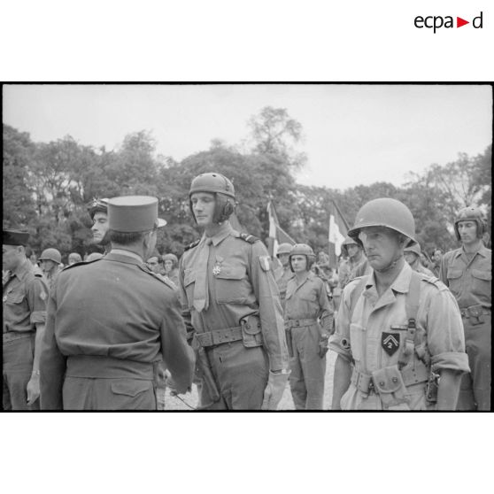 Remise de décorations par le général de Lattre de Tassigny.