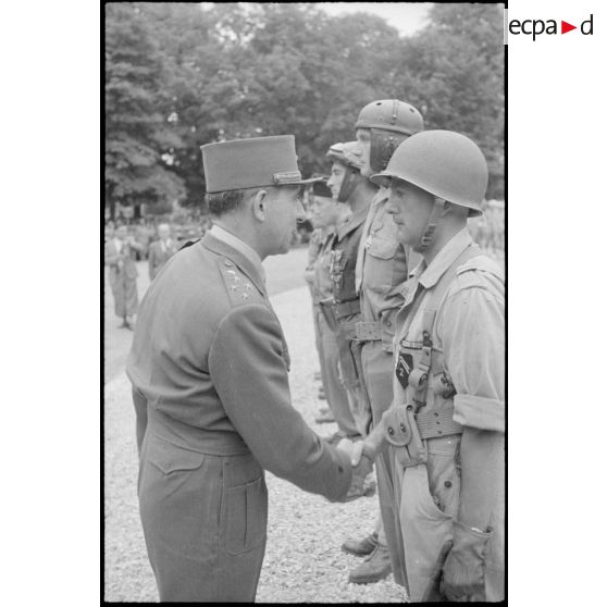 Remise de décorations par le général de Lattre de Tassigny.