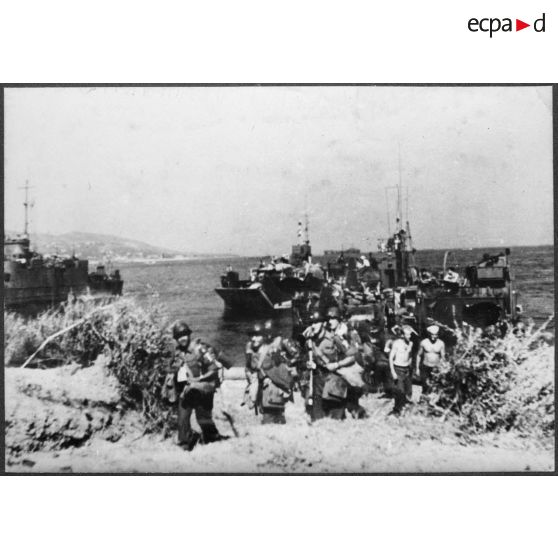 Débarquement des éléments du combat command n° 1 (CC1) de la 1re division blindée (1re DB) sur la plage des Eléphants à Sainte-Maxime.