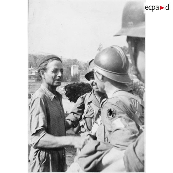 Le chef de gare de la Nartelle salue des soldats du combat command n°1 (CC1) qui viennent de débarquer sur la plage des Eléphants à Sainte-Maxime.