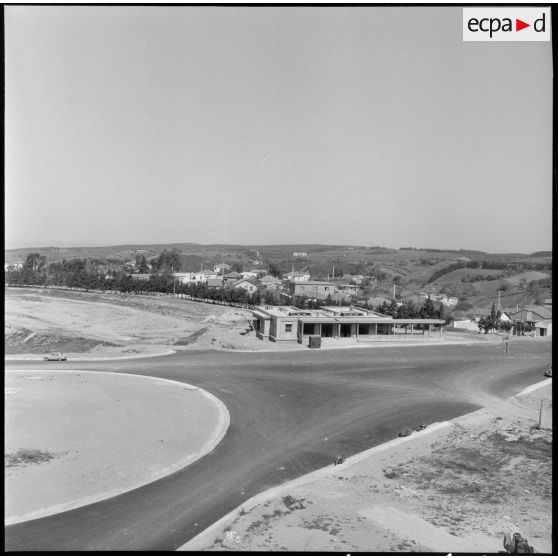 Vue du chantier et des bâtiments de l'état-major de l'armée de Terre de Ben Aknoun.