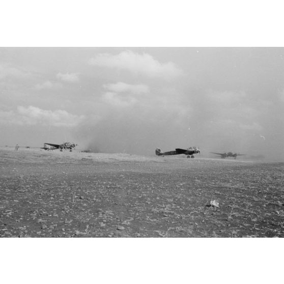 Des bombardiers Junkers Ju-88 s'apprêtent à quitter un terrain d'aviation de Cyrénaïque.