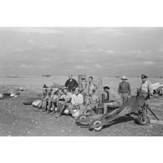 Le personnel au sol d'un Kampfgeschwader observe le décollage des bombardiers Junkers Ju-88.