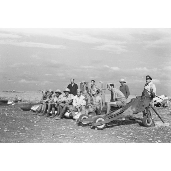 Le personnel au sol d'un Kampfgeschwader observe le décollage des bombardiers Junkers Ju-88.