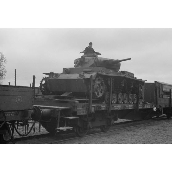 Un blindé allemand Panzer-III dépourvu de chenilles installé sur un wagon.