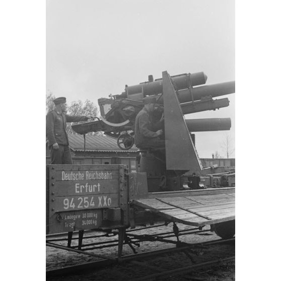 Un canon de 8,8 cm FlaK installé sur un wagon.