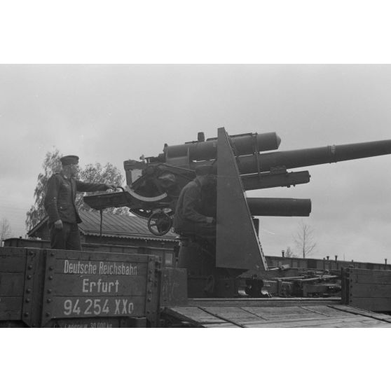 Un canon de 8,8 cm FlaK installé sur un wagon.