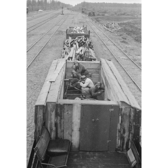 Simulation d'une attaque de la résistance locale (partisan) pour le personnel d'un train blindé.