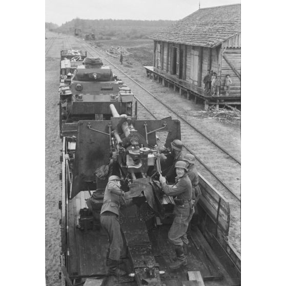 Pour lutter contre la résistance locale, un blindé Panzer-III et un canon de DCA de 8,8 cm FlaK ont été installés sur des wagons.