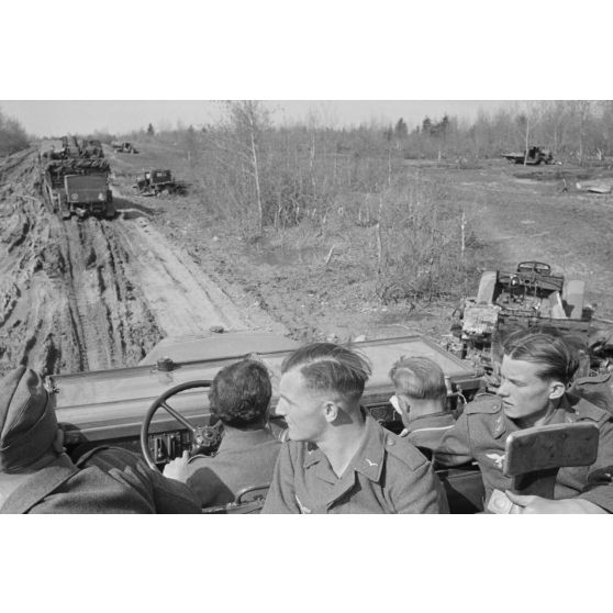 Un semi-chenillé Sd.kfz.7/1 armé de 2 cm FlaKvierling 38 et son équipage du Leichte Flak Abteilung 71 (11.Panzer-Division).