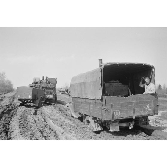 Un semi-chenillé Sd.kfz.7/1 armé de 2 cm FlaKvierling 38 et son équipage du Leichte Flak Abteilung 71 (11.Panzer-Division).