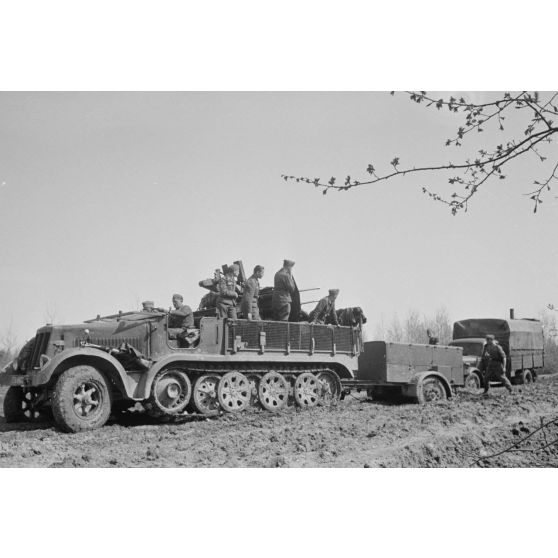 Un semi-chenillé Sd.kfz.7/1 armé de 2 cm FlaKvierling 38 et son équipage du Leichte Flak Abteilung 71 (11.Panzer-Division).