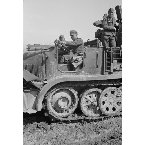 Un semi-chenillé Sd.kfz.7/1 armé de 2 cm FlaKvierling 38 et son équipage du Leichte Flak Abteilung 71 (11.Panzer-Division).