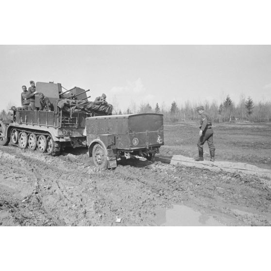 Un semi-chenillé Sd.kfz.7/1 armé de 2 cm FlaKvierling 38 et son équipage du Leichte Flak Abteilung 71 (11.Panzer-Division).