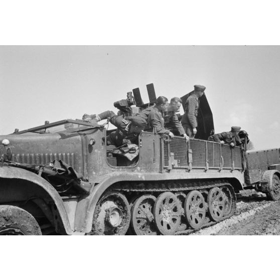 Un semi-chenillé Sd.kfz.7/1 armé de 2 cm FlaKvierling 38 et son équipage du Leichte Flak Abteilung 71 (11.Panzer-Division).