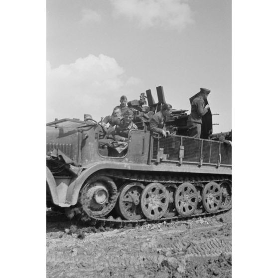 Un semi-chenillé Sd.kfz.7/1 armé de 2 cm FlaKvierling 38 et son équipage du Leichte Flak Abteilung 71 (11.Panzer-Division).