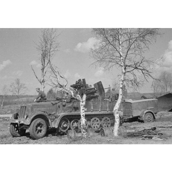 Un semi-chenillé Sd.kfz.7/1 armé de 2 cm FlaKvierling 38 et son équipage du Leichte Flak Abteilung 71 (11.Panzer-Division).