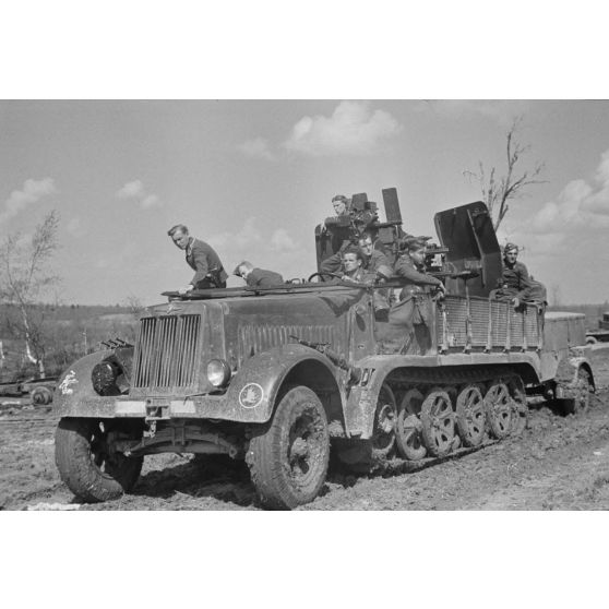 Un semi-chenillé Sd.kfz.7/1 armé de 2 cm FlaKvierling 38 et son équipage du Leichte Flak Abteilung 71 (11.Panzer-Division).