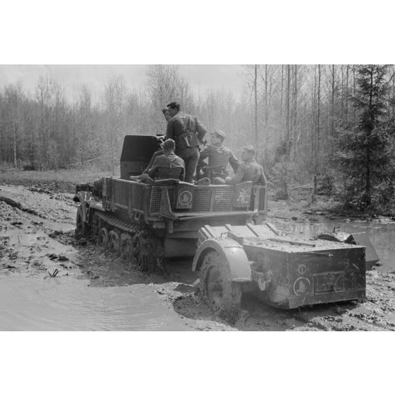 Un semi-chenillé Sd.kfz.7/1 armé de 2 cm FlaKvierling 38 et son équipage du Leichte Flak Abteilung 71 (11.Panzer-Division).