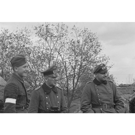 Un colonel de l'armée terre allemande inspecte une unité russe incorporée dans les rangs allemands.