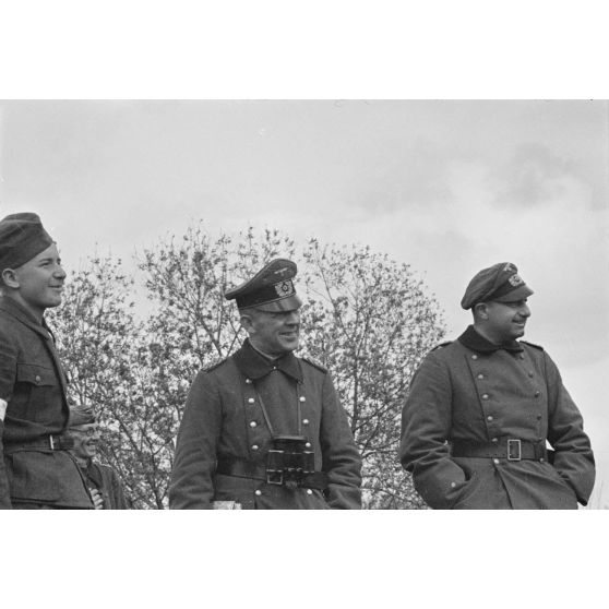 Un colonel de l'armée terre allemande inspecte une unité russe incorporée dans les rangs allemands.