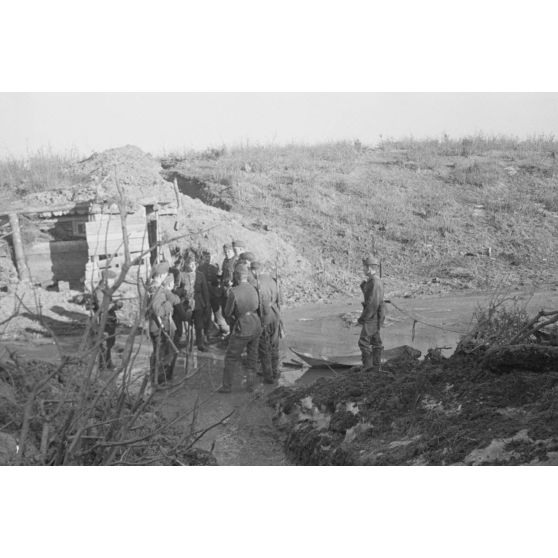 Un briefing de fantassins avant le départ d'une patrouille chargée de récupérer les corps de soldats allemands.