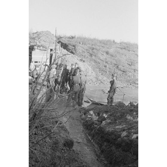 Un briefing de fantassins avant le départ d'une patrouille chargée de récupérer les corps de soldats allemands.