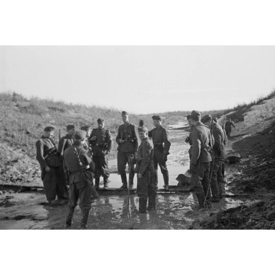 Un briefing de fantassins avant le départ d'une patrouille chargée de récupérer les corps de soldats allemands.