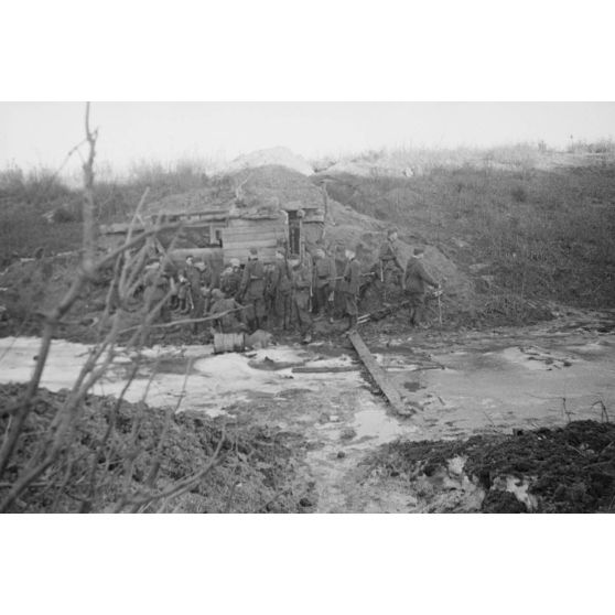 Un briefing de fantassins avant le départ d'une patrouille chargée de récupérer les corps de soldats allemands.