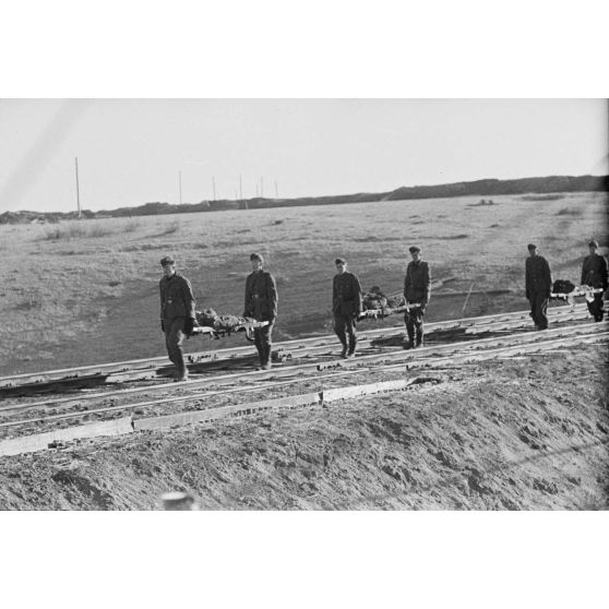 Récupération des corps de soldats allemands tombés lors d'une offensive.