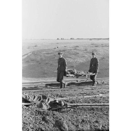 Récupération des corps de soldats allemands tombés lors d'une offensive.