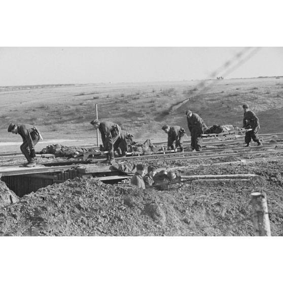 Récupération des corps de soldats allemands tombés lors d'une offensive.